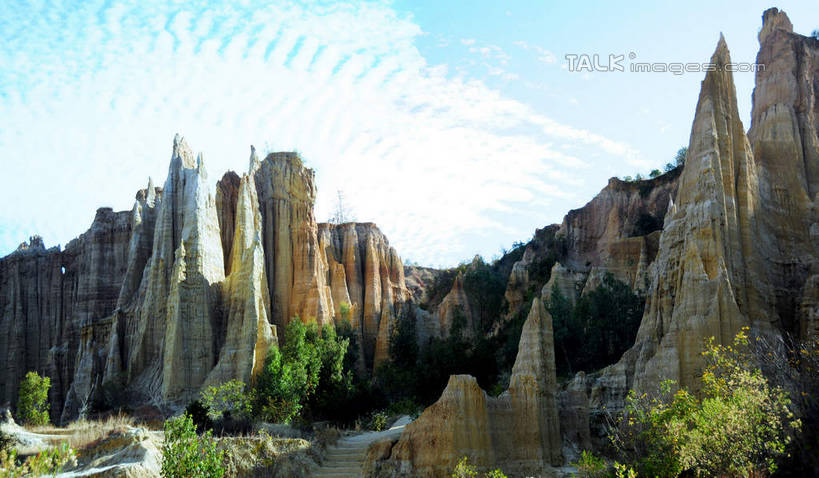 无人,横图,室外,白天,正面,旅游,度假,石头,美景,山,山脉,植物,中国,亚洲,阴影,光线,石子,影子,景观,山峰,云,云朵,山峦,云彩,娱乐,云南,树,树木,蓝色,绿色,白云,蓝天,天空,阳光,自然,群山,天,享受,休闲,景色,放松,生长,晴朗,成长,自然风光,东亚,土林,云南省,元谋县,中华人民共和国,西南地区,滇,楚雄,楚雄州,楚雄彝族自治州,石块,岩石,晴空,彩图,浪巴铺土林,新华土林,新华乡,元谋,shsgf1