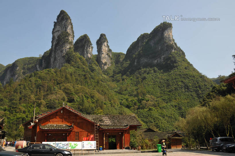 东方人,一个人,家,木屋,走,横图,室外,白天,正面,旅游,度假,石头,美景,森林,山,山脉,树林,植物,建筑,汽车,中国,亚洲,仅一个男性,仅一个人,仅一个中年男性,阴影,服装,光线,石子,瓦片,影子,屋顶,景观,山峰,山峦,顶棚,瓦,注视,休闲装,黄种人,娱乐,住宅,车,树,树木,衣服,蓝色,绿色,蓝天,天空,阳光,自然,交通工具,轿车,群山,天,观察,看,享受,休闲,休闲服,景色,放松,建造,服饰,生长,晴朗,成长,观看,察看,关注,自然风光,载具,东亚,屋瓦,湖南,湘西,湖南省,万里无云,首府,中华人民共和国,华中地区,湘,湘西州,湘西土家族苗族自治州,德夯,吉首,吉首市,男人,男性,中年男性,亚洲人,石块,岩石,晴空,晴空万里,步行,散步,走路,彩图,全身,茅舍,茅屋,棚屋,小木屋,小屋,shsgf1