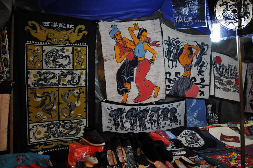 无人,横图,室内,夜晚,正面,购物,旅游,度假,消费,名胜古迹,标志建筑,地标,建筑,鞋子,纺织品,照明,中国,亚洲,许多,朦胧,模糊,遗迹,装饰,凤凰,毛毯,毯子,城镇,灯光,古迹,文物,娱乐,货摊,建设,古建筑,吊灯,灯,纺织,排列,灯具,垫子,享受,休闲,温暖,旅游胜地,放松,金融,华丽,修饰,照亮,点缀,照明设备,选购,贸易,古文明,东亚,湖南,湖南省,凤凰古城,中华人民共和国,衬托,美观,雅致,雅观,血拼,华中地区,湘,摆列,凤凰县,彩图,布列,分列,shsgf1