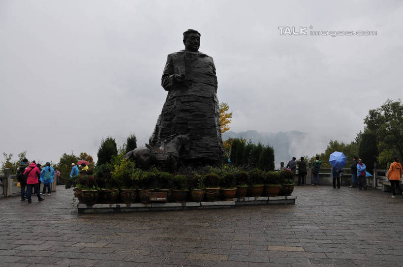 东方人,栏杆,站,横图,室外,白天,正面,旅游,度假,石头,美景,森林,山,山脉,树林,植物,雾,雕塑,张家界,中国,亚洲,阴影,服装,朦胧,模糊,艺术,装饰,光线,雕刻,雕像,石子,影子,景观,山顶,山峰,悬崖,云,云朵,围栏,山峦,许多人,云彩,注视,休闲装,黄种人,娱乐,护栏,树,树木,衣服,蓝色,绿色,白云,蓝天,天空,阳光,自然,工艺品,群山,天,观察,看,站着,一群人,享受,休闲,休闲服,景色,放松,服饰,生长,晴朗,成长,观看,纪念,美术,迷雾,察看,关注,自然风光,主题,陈列,东亚,沉积岩,湖南,湖南省,中华人民共和国,功能,美学,绝壁,华中地区,湘,张家界市,颠峰,极峰,水成岩,天门山,男人,男性,年轻男性,年轻女性,女人,女性,亚洲人,石块,岩石,大雾,晴空,站立,彩图,全身,shsgf1