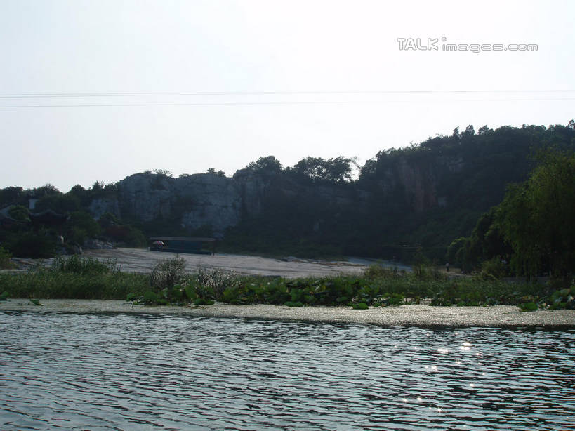 无人,横图,室外,白天,正面,旅游,度假,草地,草坪,湖,湖泊,美景,山,山脉,树林,水,植物,太湖,中国,亚洲,阴影,波纹,光线,影子,湖面,景观,山峰,水流,水面,涟漪,山峦,娱乐,江苏,苏州,草,树,树木,蓝色,绿色,蓝天,水纹,天空,阳光,自然,波浪,湖水,群山,天,享受,休闲,景色,放松,缥缈峰,西山,生长,晴朗,成长,自然风光,东亚,江苏省,苏州市,万里无云,中华人民共和国,华东地区,苏,水晕,吴中区,晴空,晴空万里,彩图,洞庭西山,包山,shslj1