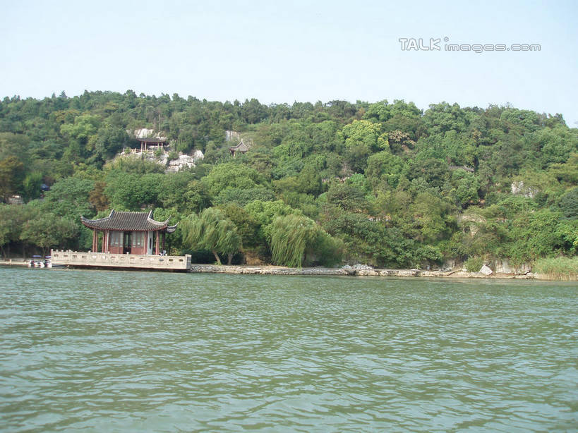 无人,横图,室外,白天,正面,旅游,度假,草地,草坪,湖,湖泊,美景,山,山脉,树林,水,植物,建筑,太湖,中国,亚洲,阴影,波纹,光线,瓦片,影子,屋顶,湖面,景观,山峰,水流,水面,涟漪,山峦,顶棚,瓦,娱乐,江苏,苏州,草,树,树木,蓝色,绿色,蓝天,水纹,天空,阳光,自然,波浪,湖水,群山,天,享受,休闲,景色,放松,建造,缥缈峰,西山,生长,晴朗,成长,自然风光,东亚,屋瓦,江苏省,苏州市,万里无云,中华人民共和国,华东地区,苏,水晕,吴中区,晴空,晴空万里,彩图,洞庭西山,包山,shslj1