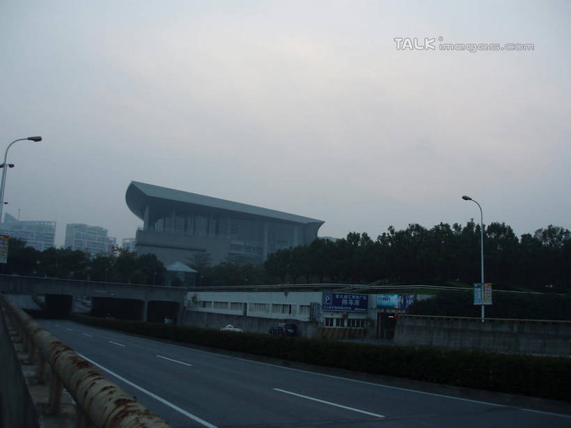 无人,横图,室外,白天,正面,旅游,度假,植物,标志建筑,道路,地标,建筑,路,路灯,公路,汽车,照明,上海,中国,亚洲,灯光,分界线,停车线,交通,娱乐,建设,车,灯,树,树木,绿色,天空,自然,交通工具,轿车,天,享受,休闲,世博新闻中心,世博中心,上海世博馆,世博馆,上海世博会,世博,世博会,旅游胜地,放松,生长,成长,车行道,车行道分界线,照亮,申,照明设备,载具,标线,东亚,车行线,世博园,上海市,中华人民共和国,沪,华东地区,马路,彩图,shslj1