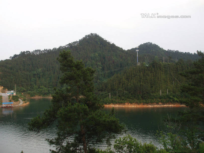 无人,家,横图,室外,白天,正面,旅游,度假,湖,湖泊,美景,森林,山,山脉,树林,水,植物,中国,亚洲,阴影,波纹,光线,影子,房屋,屋子,湖面,景观,山峰,水流,水面,涟漪,山峦,娱乐,浙江,楼房,住宅,树,树木,浙江省,蓝色,绿色,蓝天,水纹,天空,阳光,自然,波浪,湖水,群山,天,享受,休闲,景色,放松,千岛湖,生长,晴朗,成长,自然风光,东亚,万里无云,中华人民共和国,华东地区,水晕,浙,晴空,晴空万里,彩图,房子,淳安,淳安县,新安江水库,shslj1