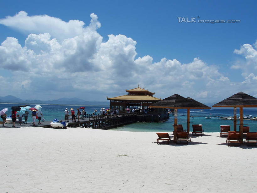 东方人,站,走,横图,室外,白天,正面,旅游,度假,海浪,海洋,美景,沙滩,三亚,中国,亚洲,行人,游客,游人,阴影,服装,光线,木板,伞,沙子,影子,雨伞,遮阳伞,亭子,海岸,景观,浪花,云,云朵,桥,木桥,沙地,许多人,云彩,休闲装,黄种人,娱乐,阳伞,路人,旅客,栈桥,海南,衣服,蓝色,白云,蓝天,天空,阳光,自然,海水,凉亭,天,站着,一群人,享受,休闲,休闲服,景色,放松,服饰,海南省,晴朗,人行桥,木板桥,太阳伞,自然风光,海景,东亚,三亚市,中华人民共和国,华南地区,琼,过客,男人,男性,年轻男性,年轻女性,女人,女性,亚洲人,大海,风浪,海,海水的波动,海滩,近岸浪,涌浪,晴空,步行,散步,站立,走路,彩图,全身,shslj1