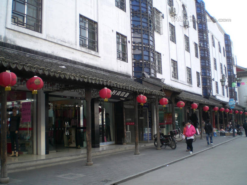 东方人,家,走,横图,室外,白天,正面,旅游,度假,美景,植物,城市风光,城市,道路,建筑,路,路灯,公路,旗帜,照明,上海,中国,亚洲,行人,游客,游人,阴影,服装,光线,灯笼,影子,纸灯笼,房屋,屋子,景观,公寓,灯光,交通,许多人,休闲装,黄种人,娱乐,旗子,建设,洋房,楼房,路人,旅客,住宅,灯,树,树木,衣服,绿色,天空,阳光,自然,天,一群人,享受,休闲,休闲服,景色,放松,服饰,生长,成长,照亮,申,照明设备,青浦区,东亚,上海市,中华人民共和国,沪,华东地区,旌旗,旗号,过客,男人,男性,年轻男性,年轻女性,女人,女性,亚洲人,马路,步行,散步,走路,半身,彩图,房子,赵屯镇,shslj1