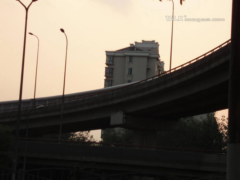 无人,高楼大厦,横图,室外,白天,仰视,度假,美景,日落,植物,城市风光,城市,大厦,道路,建筑,路,路灯,摩天大楼,公路,照明,上海,中国,亚洲,景观,晚霞,霞光,落日,高架,灯光,交通,娱乐,建设,灯,树,树木,绿色,自然,黄昏,享受,休闲,景色,彩霞,放松,生长,成长,照亮,申,照明设备,高架桥,东亚,上海市,高架道路,跨线桥,中华人民共和国,沪,华东地区,夕照,薄暮,夕阳,彩图,低角度拍摄,傍晚,大楼,高层建筑,高楼,摩天楼,斜阳,shslj1