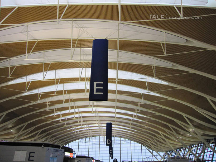 无人,机场,横图,室内,白天,仰视,窗户,天花板,飞机场,指示牌,英文,标志,路标,文字,字符,字母,墙,标识,候机厅,路牌,玻璃窗,墙壁,墙面,英文字母,候机室,待机室,航空站,空港,彩图,低角度拍摄,shslj1