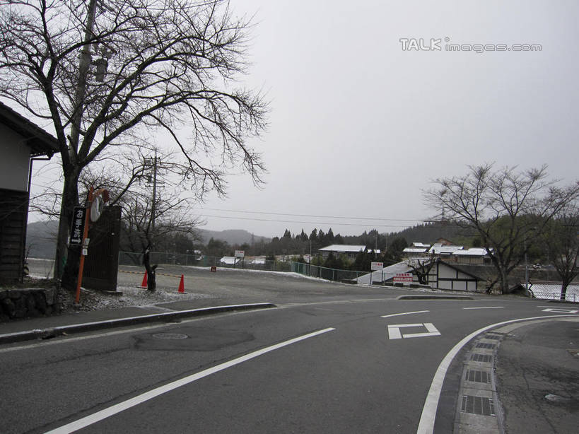 无人,家,横图,室外,白天,正面,旅游,度假,美景,雪,植物,大雪,道路,路,公路,日本,亚洲,分离,房屋,屋子,积雪,景观,雪景,冬季,冬天,交通,警告,娱乐,楼房,住宅,树,树木,红色,绿色,自然,享受,休闲,景色,放松,寒冷,警示,生长,成长,隔离,禁止,提醒,提示,限制,自然风光,交通标志,东亚,路锥,日本国,交通锥,严寒,危险,马路,彩图,房子,shslj1