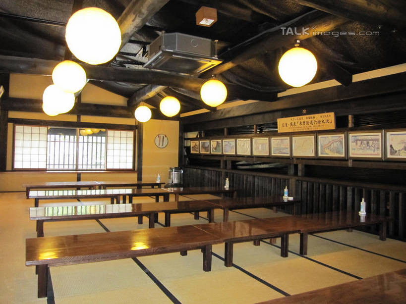 无人,餐厅,横图,室内,夜晚,正面,餐桌,门,桌子,照明,日本,亚洲,一排,许多,吊挂,拉门,悬挂,阴影,整齐,并列,并排,光线,灯笼,影子,纸灯笼,灯光,塌塌米,榻榻米,很多,挂,移门,排列,灯具,餐台,马笼宿,照亮,照明设备,队列,平行,东亚,本州,本州岛,日本国,中部地方,岐阜,岐阜县,障子,纸门,县厅,叠席,彩图,餐馆,饭店,饭馆,岐阜市,马笼,shslj1