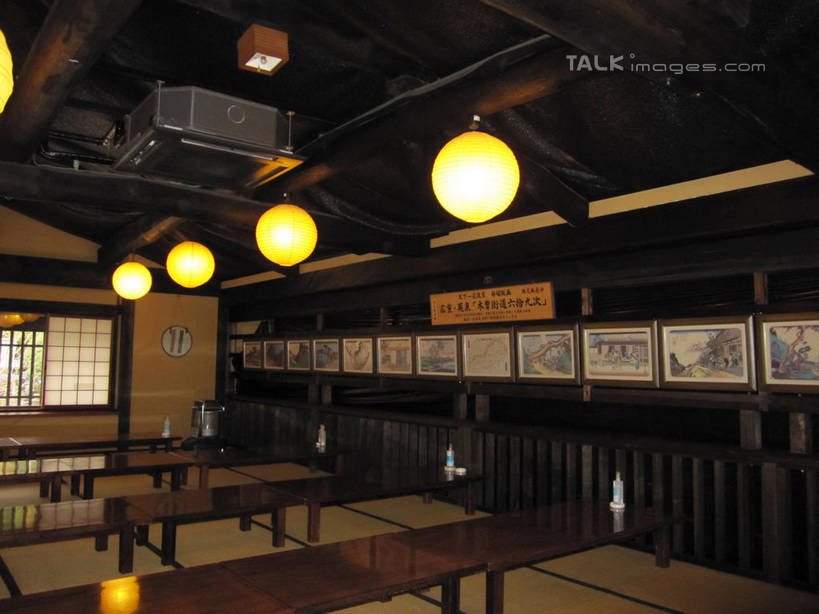 无人,餐厅,横图,室内,夜晚,正面,餐桌,门,桌子,照明,日本,亚洲,一排,许多,吊挂,拉门,悬挂,阴影,整齐,并列,并排,光线,灯笼,影子,纸灯笼,灯光,塌塌米,榻榻米,很多,挂,移门,排列,灯具,餐台,马笼宿,照亮,照明设备,队列,平行,东亚,本州,本州岛,日本国,中部地方,岐阜,岐阜县,障子,纸门,县厅,叠席,彩图,餐馆,饭店,饭馆,岐阜市,马笼,shslj1