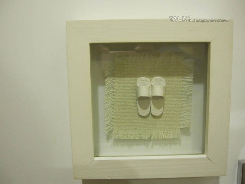 无人,横图,室内,特写,白天,正面,酒店,静物,鞋子,吊挂,悬挂,阴影,装饰,反射,图形,影子,正方形,墙,几何,挂,墙壁,墙面,拖鞋,华丽,修饰,点缀,舒适,数学,衬托,美观,雅致,雅观,方便,装饰画,彩图,旅店,几何图形,平面图形,正四边形,shslj1