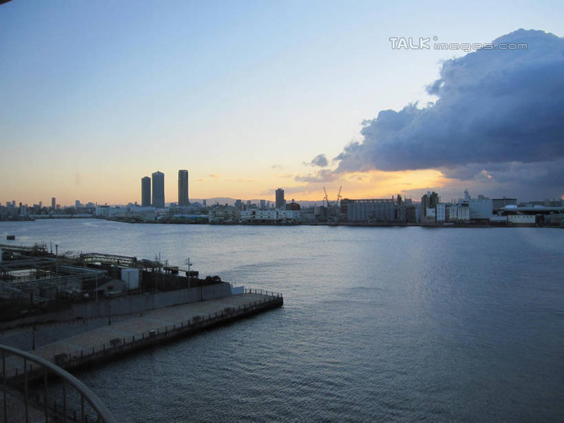 无人,高楼大厦,码头,横图,室外,白天,正面,度假,海浪,海洋,美景,日落,城市风光,城市,大厦,港口,建筑,轮船,摩天大楼,船,日本,亚洲,阴影,光线,影子,景观,浪花,晚霞,霞光,落日,娱乐,建设,阳光,海水,黄昏,交通工具,享受,休闲,景色,彩霞,放松,载具,海景,东亚,日本国,夕照,薄暮,大海,风浪,海,海水的波动,近岸浪,涌浪,夕阳,彩图,傍晚,摆渡口,埠头,大楼,渡口,渡头,港湾,高层建筑,高楼,海港,货运码头,口岸,摩天楼,商港,斜阳,shslj1