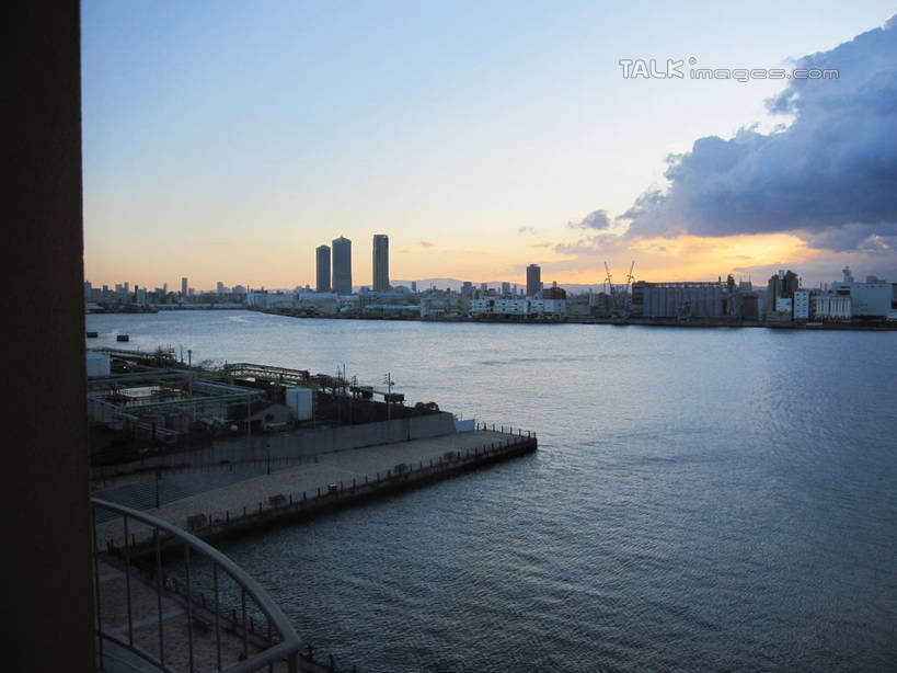无人,高楼大厦,码头,横图,室外,白天,正面,度假,海浪,海洋,美景,日落,城市风光,城市,大厦,港口,建筑,轮船,摩天大楼,船,日本,亚洲,阴影,光线,影子,景观,浪花,晚霞,霞光,落日,娱乐,建设,阳光,海水,黄昏,交通工具,享受,休闲,景色,彩霞,放松,载具,海景,东亚,日本国,夕照,薄暮,大海,风浪,海,海水的波动,近岸浪,涌浪,夕阳,彩图,傍晚,摆渡口,埠头,大楼,渡口,渡头,港湾,高层建筑,高楼,海港,货运码头,口岸,摩天楼,商港,斜阳,shslj1