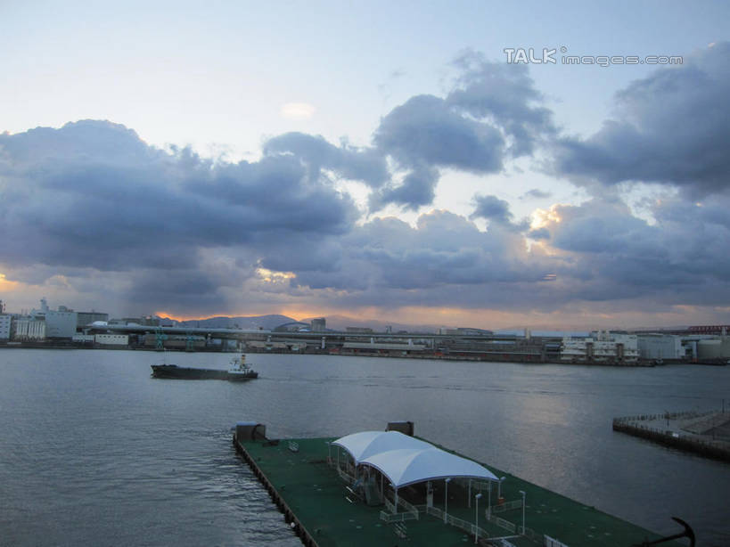 无人,高楼大厦,码头,横图,室外,白天,正面,度假,海浪,海洋,美景,日落,城市风光,城市,大厦,港口,建筑,轮船,摩天大楼,船,日本,亚洲,阴影,光线,影子,景观,浪花,晚霞,霞光,落日,娱乐,建设,阳光,海水,黄昏,交通工具,享受,休闲,景色,彩霞,放松,载具,海景,东亚,日本国,夕照,薄暮,大海,风浪,海,海水的波动,近岸浪,涌浪,夕阳,彩图,傍晚,摆渡口,埠头,大楼,渡口,渡头,港湾,高层建筑,高楼,海港,货运码头,口岸,摩天楼,商港,斜阳,shslj1