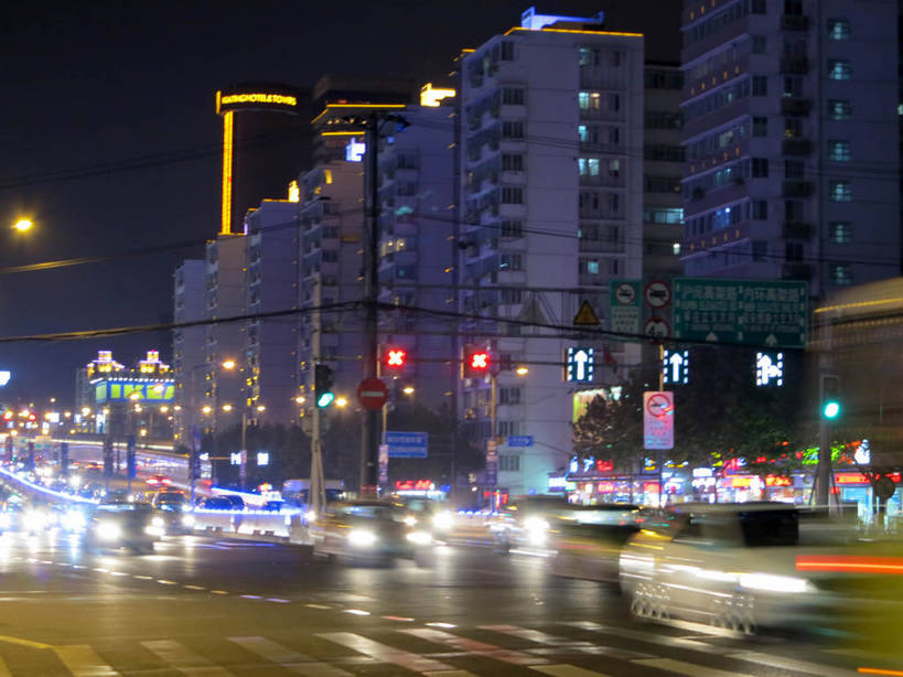 无人,家,高楼大厦,横图,室外,夜晚,正面,长时间曝光,度假,安全,美景,植物,城市风光,城市,大厦,道路,建筑,路,路灯,摩天大楼,夜景,公路,汽车,照明,上海,中国,亚洲,阴影,朦胧,模糊,光线,影子,房屋,屋子,景观,公寓,红绿灯,灯光,分界线,停车线,信号灯,交通,娱乐,建设,洋房,楼房,住宅,车,灯,树,树木,绿色,自然,交通工具,轿车,驾驶,行驶,享受,休闲,景色,放松,警示,生长,成长,车行道,车行道分界线,操纵,照亮,申,控制,照明设备,提示,载具,标线,驾车,曝光,流通,东亚,操控,车行线,徐汇区,上海市,交通信号灯,行人信号灯,中华人民共和国,沪,华东地区,把持,马路,彩图,房子,大楼,高层建筑,高楼,摩天楼,漕溪北路,shslj1