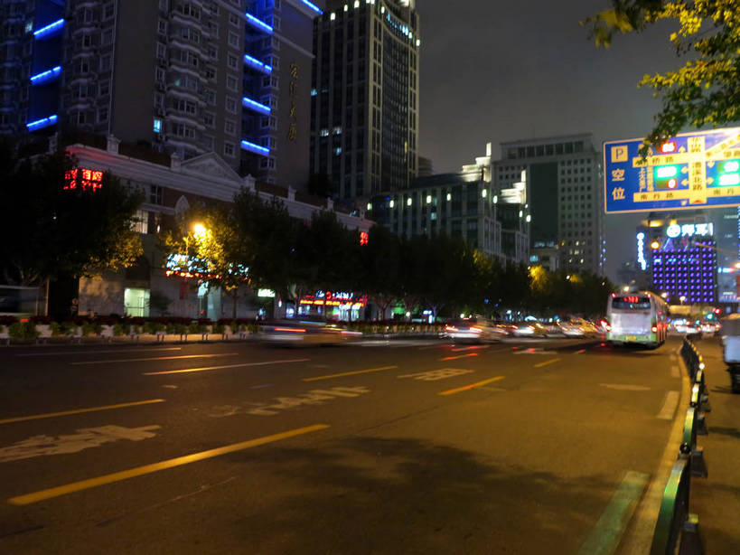 无人,家,高楼大厦,横图,室外,夜晚,正面,度假,美景,植物,城市风光,城市,大厦,道路,建筑,路,路灯,摩天大楼,夜景,公路,汽车,照明,上海,中国,亚洲,阴影,光线,影子,房屋,屋子,景观,公寓,灯光,分界线,停车线,交通,娱乐,建设,洋房,楼房,住宅,车,灯,树,树木,绿色,自然,交通工具,轿车,驾驶,行驶,享受,休闲,景色,放松,生长,成长,车行道,车行道分界线,操纵,照亮,申,控制,照明设备,载具,标线,驾车,东亚,操控,车行线,徐汇区,上海市,中华人民共和国,沪,华东地区,把持,马路,彩图,房子,大楼,高层建筑,高楼,摩天楼,漕溪北路,shslj1