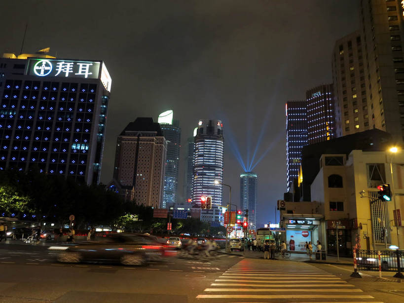 无人,家,高楼大厦,横图,室外,夜晚,正面,长时间曝光,度假,美景,植物,城市风光,城市,大厦,道路,建筑,路,路灯,摩天大楼,人行横道,夜景,公路,汽车,照明,上海,中国,亚洲,阴影,朦胧,模糊,光线,影子,房屋,屋子,景观,公寓,人行道,灯光,分界线,停车线,交通,娱乐,建设,洋房,楼房,住宅,车,灯,树,树木,绿色,自然,交通工具,轿车,驾驶,行驶,享受,休闲,景色,放松,生长,成长,车行道,车行道分界线,操纵,照亮,申,控制,照明设备,载具,标线,人行横道线,驾车,曝光,东亚,操控,车行线,徐汇区,上海市,中华人民共和国,沪,华东地区,把持,斑马线,马路,彩图,房子,大楼,高层建筑,高楼,摩天楼,漕溪北路,shslj1