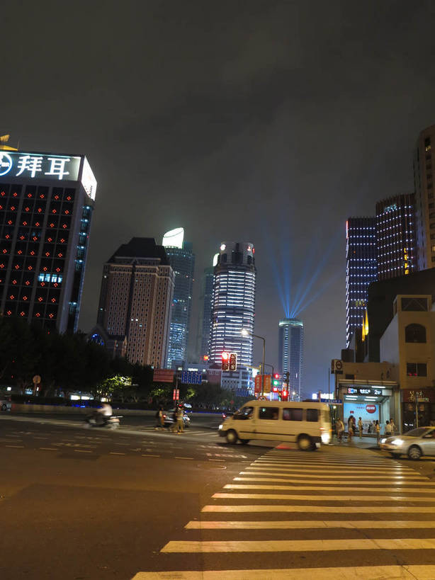 无人,家,高楼大厦,竖图,室外,夜晚,正面,长时间曝光,度假,美景,植物,城市风光,城市,大厦,道路,建筑,路,路灯,摩天大楼,人行横道,夜景,公路,汽车,照明,上海,中国,亚洲,阴影,朦胧,模糊,光线,影子,房屋,屋子,景观,公寓,人行道,灯光,分界线,停车线,交通,娱乐,建设,洋房,楼房,住宅,车,灯,树,树木,绿色,自然,交通工具,轿车,驾驶,行驶,享受,休闲,景色,放松,生长,成长,车行道,车行道分界线,操纵,照亮,申,控制,照明设备,载具,标线,人行横道线,驾车,曝光,东亚,操控,车行线,徐汇区,上海市,中华人民共和国,沪,华东地区,把持,斑马线,马路,彩图,房子,大楼,高层建筑,高楼,摩天楼,漕溪北路,shslj1