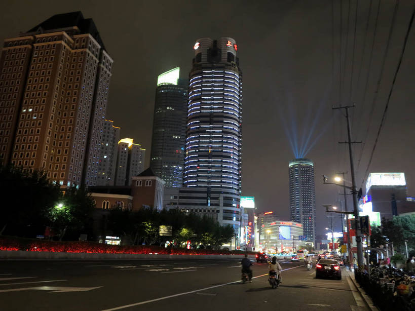 无人,家,高楼大厦,横图,室外,夜晚,长时间曝光,仰视,度假,美景,植物,城市风光,城市,大厦,道路,建筑,路,路灯,摩天大楼,夜景,公路,汽车,照明,上海,中国,亚洲,阴影,朦胧,模糊,光线,影子,房屋,屋子,景观,公寓,灯光,分界线,停车线,交通,娱乐,建设,洋房,楼房,住宅,车,灯,树,树木,绿色,自然,交通工具,轿车,驾驶,行驶,享受,休闲,景色,放松,生长,成长,车行道,车行道分界线,操纵,照亮,申,控制,照明设备,载具,标线,驾车,曝光,东亚,操控,车行线,徐汇区,上海市,中华人民共和国,沪,华东地区,把持,马路,彩图,低角度拍摄,房子,大楼,高层建筑,高楼,摩天楼,漕溪北路,shslj1