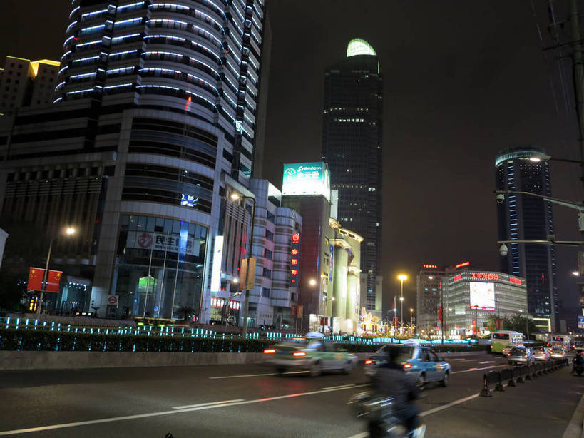 无人,家,高楼大厦,横图,室外,夜晚,仰视,度假,美景,植物,城市风光,城市,大厦,道路,建筑,路,路灯,摩天大楼,夜景,公路,汽车,照明,上海,中国,亚洲,阴影,朦胧,模糊,光线,影子,房屋,屋子,景观,公寓,灯光,分界线,停车线,交通,娱乐,建设,洋房,楼房,住宅,车,灯,树,树木,绿色,自然,交通工具,轿车,驾驶,行驶,享受,休闲,景色,放松,生长,成长,车行道,车行道分界线,操纵,照亮,申,控制,照明设备,载具,标线,驾车,东亚,操控,车行线,徐汇区,上海市,中华人民共和国,沪,华东地区,把持,马路,彩图,低角度拍摄,房子,大楼,高层建筑,高楼,摩天楼,漕溪北路,shslj1