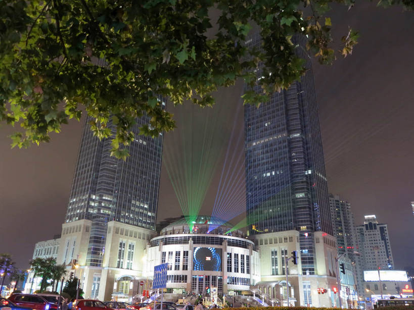 无人,家,高楼大厦,商店,横图,彩色,室外,夜晚,仰视,购物,度假,消费,美景,植物,城市风光,标志建筑,超市,城市,大厦,地标,建筑,摩天大楼,霓虹灯,商场,夜景,上海,中国,亚洲,阴影,梦幻,发光,光束,光线,影子,房屋,屋子,景观,公寓,建筑群,灯光,七彩,光亮,娱乐,光源,建设,洋房,楼房,霓虹,住宅,灯,树,树木,绿色,自然,享受,休闲,景色,放松,金融,百货,港汇广场,徐家汇,生长,成长,申,未来,照明设备,发亮,选购,贸易,百货公司,东亚,憧憬,徐汇区,上海市,中华人民共和国,沪,华东地区,虹桥路,氖灯,血拼,彩图,低角度拍摄,房子,大楼,高层建筑,高楼,购物商场,购物中心,摩天楼,商业中心,港汇恒隆广场,shslj1