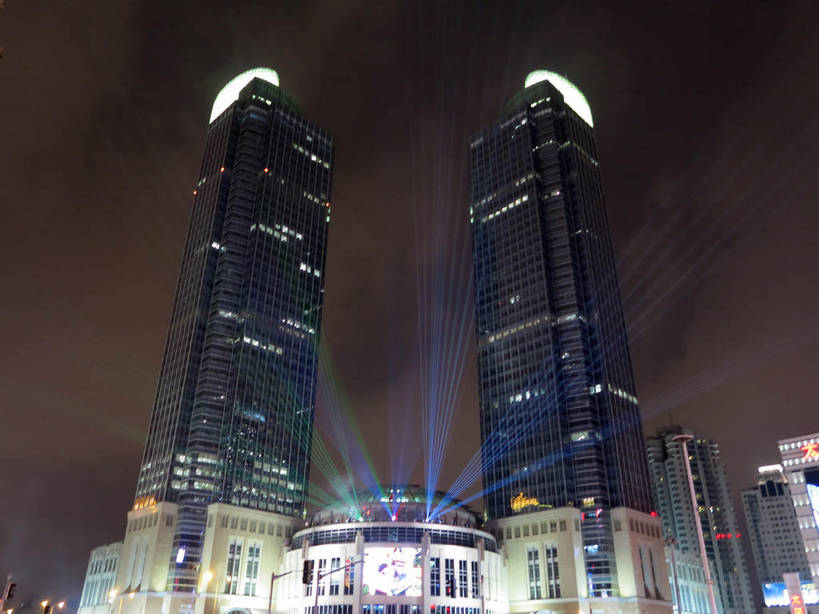 无人,家,高楼大厦,商店,横图,彩色,室外,夜晚,仰视,购物,度假,消费,美景,城市风光,标志建筑,超市,城市,大厦,地标,建筑,摩天大楼,霓虹灯,商场,夜景,上海,中国,亚洲,阴影,梦幻,发光,光束,光线,影子,房屋,屋子,景观,公寓,建筑群,灯光,七彩,光亮,娱乐,光源,建设,洋房,楼房,霓虹,住宅,灯,享受,休闲,景色,放松,金融,百货,港汇广场,徐家汇,申,未来,照明设备,发亮,选购,贸易,百货公司,东亚,憧憬,徐汇区,上海市,中华人民共和国,沪,华东地区,虹桥路,氖灯,血拼,彩图,低角度拍摄,房子,大楼,高层建筑,高楼,购物商场,购物中心,摩天楼,商业中心,港汇恒隆广场,shslj1