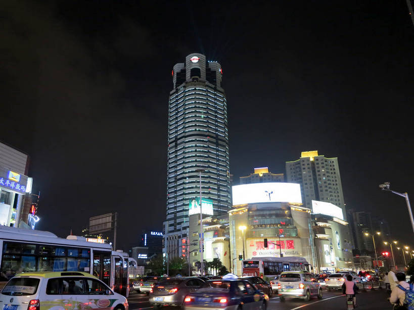 无人,家,高楼大厦,横图,彩色,室外,夜晚,仰视,度假,美景,植物,城市风光,标志建筑,城市,大厦,道路,地标,建筑,路,路灯,摩天大楼,霓虹灯,夜景,公路,公共汽车,汽车,上海,中国,亚洲,阴影,光线,影子,房屋,屋子,景观,公寓,建筑群,灯光,分界线,巴士,七彩,停车线,公交车,交通,娱乐,光源,建设,洋房,楼房,霓虹,住宅,车,灯,树,树木,绿色,自然,交通工具,轿车,驾驶,行驶,享受,休闲,景色,放松,生长,成长,车行道,车行道分界线,操纵,申,控制,照明设备,载具,标线,驾车,东亚,操控,车行线,徐汇区,东方商厦,上海市,中华人民共和国,沪,华东地区,氖灯,把持,马路,彩图,低角度拍摄,房子,大楼,高层建筑,高楼,摩天楼,漕溪北路,上实大厦,shslj1