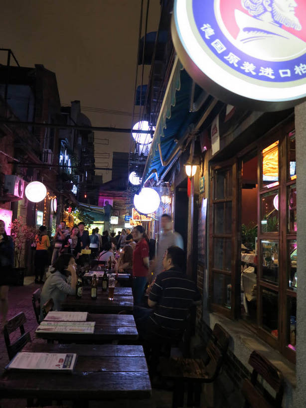 东方人,家,商店,走,竖图,室外,夜晚,正面,旅游,度假,美景,城市风光,标志建筑,城市,道路,地标,建筑,路,夜景,照明,上海,中国,亚洲,行人,游客,游人,阴影,服装,朦胧,模糊,光线,壁灯,标志,文字,影子,字符,房屋,屋子,景观,公寓,建筑群,小路,灯光,交通,许多人,休闲装,黄种人,娱乐,标识,建设,商铺,泰康路,田子坊,洋房,楼房,路人,旅客,住宅,灯,衣服,灯具,一群人,享受,休闲,休闲服,汉字,景色,放松,服饰,照亮,申,照明设备,中文,卢湾区,东亚,上海市,中华人民共和国,沪,华东地区,国文,华文,市肆,商号,过客,男人,男性,年轻男性,年轻女性,女人,女性,中年男性,中年女性,亚洲人,步行,散步,走路,半身,彩图,房子,店铺,shslj1