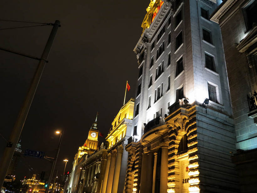 无人,银行,高楼大厦,横图,室外,夜晚,仰视,度假,美景,城市风光,标志建筑,城市,大厦,地标,建筑,摩天大楼,夜景,旗帜,上海,中国,亚洲,阴影,飘扬,光线,影子,景观,建筑群,灯光,娱乐,旗子,建设,黄浦江,外滩,享受,休闲,景色,放松,金融,理财,经济,飘逸,申,资金,飞扬,流通,贸易,招商银行,黄浦区,东亚,上海海关大楼,台湾银行大楼,友邦大厦,海关大楼,中山东一路,上海市,中华人民共和国,沪,华东地区,旌旗,旗号,彩图,低角度拍摄,大楼,高层建筑,高楼,摩天楼,黄埔滩,上海外滩,外黄埔滩,机构,金融机构,招商银行上海分行,shslj1