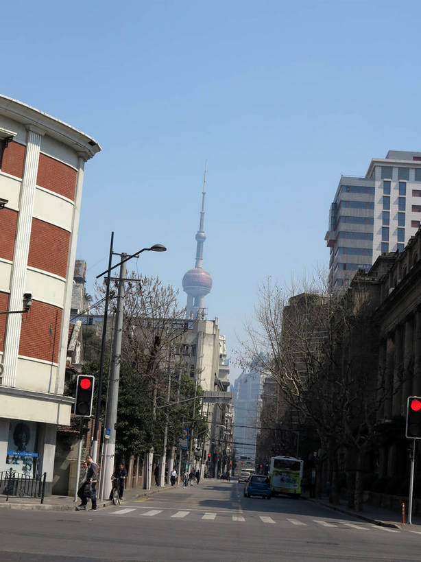 东方人,家,高楼大厦,走,竖图,室外,白天,正面,度假,安全,美景,植物,城市风光,标志建筑,城市,大厦,道路,地标,建筑,路,路灯,摩天大楼,人行横道,公路,汽车,照明,上海,中国,亚洲,阴影,服装,光线,影子,房屋,屋子,景观,公寓,红绿灯,建筑群,人行道,灯光,信号灯,交通,许多人,休闲装,黄种人,娱乐,建设,东方明珠,浦东,洋房,楼房,住宅,车,灯,树,树木,衣服,蓝色,绿色,蓝天,天空,阳光,自然,交通工具,轿车,天,驾驶,行驶,一群人,享受,休闲,休闲服,景色,放松,警示,服饰,生长,晴朗,成长,操纵,照亮,申,控制,照明设备,提示,载具,人行横道线,电视塔,驾车,流通,黄浦区,金融中心,陆家嘴,陆家嘴金融贸易区,浦东新区,东亚,操控,东方明珠广播电视塔,东方明珠电视塔,上海市,交通信号灯,万里无云,行人信号灯,中华人民共和国,沪,华东地区,把持,男人,男性,年轻男性,年轻女性,女人,女性,中年男性,中年女性,亚洲人,晴空,晴空万里,斑马线,马路,步行,散步,走路,半身,彩图,房子,大楼,高层建筑,高楼,摩天楼,东方明珠塔,二马路,九江路,shslj1