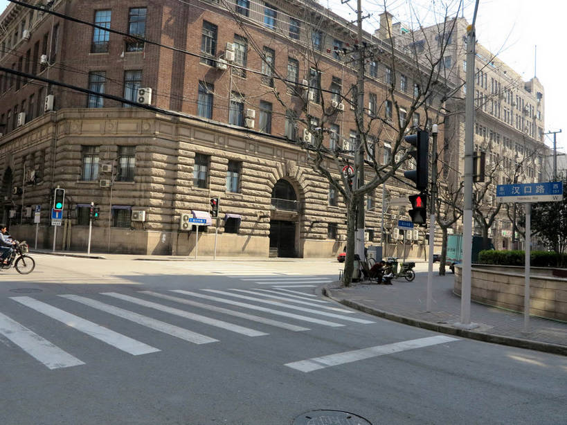 无人,横图,室外,白天,正面,旅游,度假,安全,美景,植物,窗户,城市风光,标志建筑,城市,道路,地标,建筑,路,人行横道,指示牌,公路,上海,中国,亚洲,阴影,光线,英文,标志,路标,数字,文字,影子,字符,字母,墙,景观,红绿灯,人行道,分界线,停车线,信号灯,交通,娱乐,标识,建设,路牌,玻璃窗,墙壁,墙面,树,树木,绿色,天空,阳光,自然,天,享受,休闲,汉字,景色,放松,警示,阿拉伯数字,生长,成长,英文字母,车行道,车行道分界线,申,提示,中文,标线,人行横道线,流通,黄浦区,东亚,车行线,汉口路,上海市,交通信号灯,行人信号灯,中华人民共和国,沪,华东地区,国文,华文,斑马线,马路,彩图,shslj1,外滩啤酒总汇,中粮上海粮油进出口有限公司