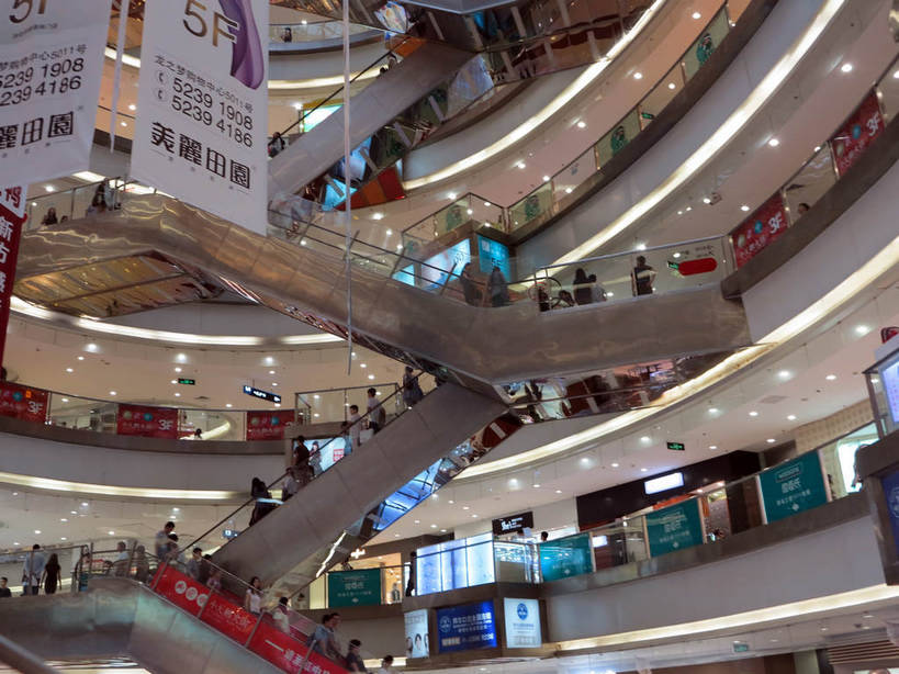 东方人,商店,栏杆,站,横图,室内,白天,仰视,购物,度假,消费,美景,楼梯,城市风光,超市,城市,电梯,商场,照明,上海,中国,亚洲,阴影,服装,光线,英文,标志,扶手,数字,文字,影子,字符,字母,电动扶梯,阶梯,景观,灯光,自动扶梯,运输工具,许多人,休闲装,黄种人,娱乐,标识,护栏,顶灯,顾客,台阶,灯,衣服,灯具,站着,一群人,享受,休闲,休闲服,汉字,景色,放松,金融,百货,阿拉伯数字,服饰,英文字母,照亮,申,照明设备,中文,选购,贸易,百货公司,东亚,长宁区,龙之梦购物中心,上海市,中华人民共和国,沪,华东地区,血拼,国文,华文,主顾,男人,男性,年轻男性,年轻女性,女人,女性,中年男性,中年女性,亚洲人,站立,半身,彩图,低角度拍摄,购物商场,购物中心,商业中心,龙之梦,扶手电梯,升降设备,运输带,自动行人电梯,电扶梯,shslj1