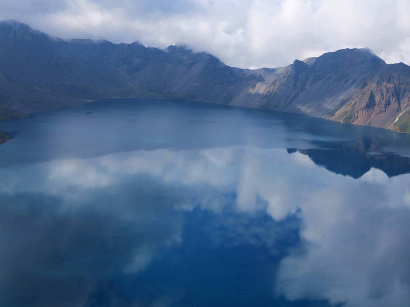 无人,横图,俯视,室外,白天,旅游,度假,湖,湖泊,石头,美景,山,山脉,水,长白山,中国,亚洲,阴影,光线,石子,影子,湖面,景观,山峰,水流,水面,云,云朵,山峦,云彩,娱乐,蓝色,白云,倒影,蓝天,天空,阳光,自然,湖水,群山,天,享受,休闲,景色,放松,晴朗,连绵,倒映,绵延,自然风光,东亚,天池,吉林,吉林省,中华人民共和国,东北地区,吉,联贯,反照,石块,晴空,彩图,高角度拍摄,长白山脉,shslj1