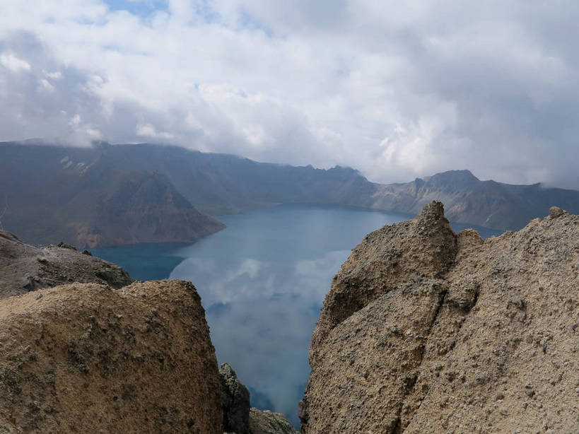 无人,横图,俯视,室外,白天,旅游,度假,湖,湖泊,石头,美景,山,山脉,水,长白山,中国,亚洲,阴影,光线,石子,影子,湖面,景观,山峰,水流,水面,云,云朵,山峦,云彩,娱乐,蓝色,白云,倒影,蓝天,天空,阳光,自然,湖水,群山,天,享受,休闲,景色,放松,晴朗,连绵,倒映,绵延,自然风光,东亚,天池,吉林,吉林省,中华人民共和国,东北地区,吉,联贯,反照,石块,晴空,彩图,高角度拍摄,长白山脉,shslj1