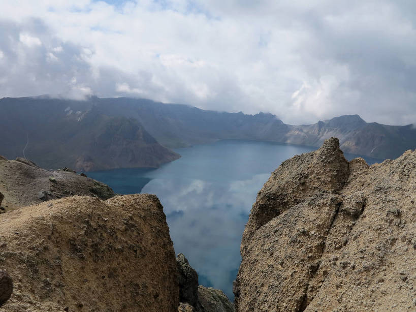 无人,横图,俯视,室外,白天,旅游,度假,湖,湖泊,石头,美景,山,山脉,水,长白山,中国,亚洲,阴影,光线,石子,影子,湖面,景观,山峰,水流,水面,云,云朵,山峦,云彩,娱乐,蓝色,白云,倒影,蓝天,天空,阳光,自然,湖水,群山,天,享受,休闲,景色,放松,晴朗,连绵,倒映,绵延,自然风光,东亚,天池,吉林,吉林省,中华人民共和国,东北地区,吉,联贯,反照,石块,晴空,彩图,高角度拍摄,长白山脉,shslj1