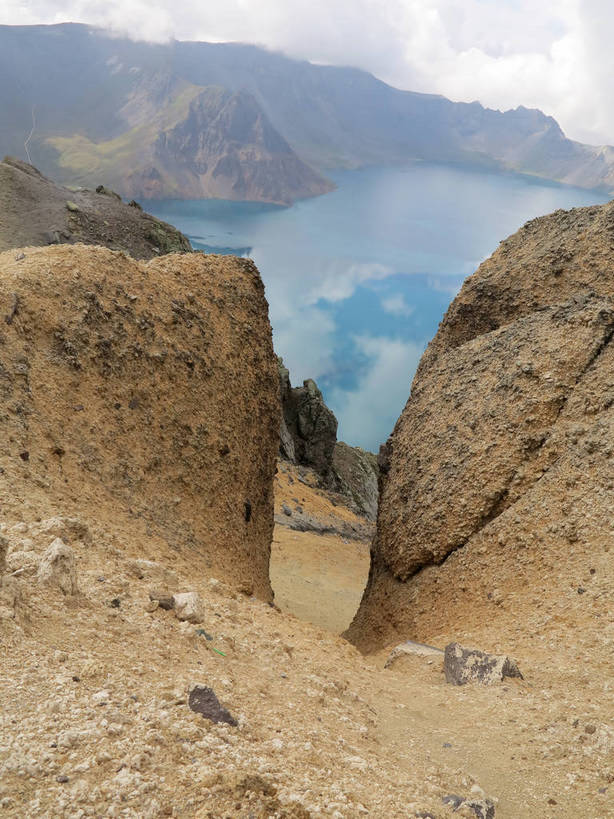 无人,竖图,俯视,室外,白天,旅游,度假,湖,湖泊,石头,美景,山,山脉,水,长白山,中国,亚洲,阴影,光线,石子,影子,湖面,景观,山峰,水流,水面,云,云朵,山峦,云彩,娱乐,蓝色,白云,倒影,蓝天,天空,阳光,自然,湖水,群山,天,享受,休闲,景色,放松,晴朗,连绵,倒映,绵延,自然风光,东亚,天池,吉林,吉林省,中华人民共和国,东北地区,吉,联贯,反照,石块,晴空,彩图,高角度拍摄,长白山脉,shslj1