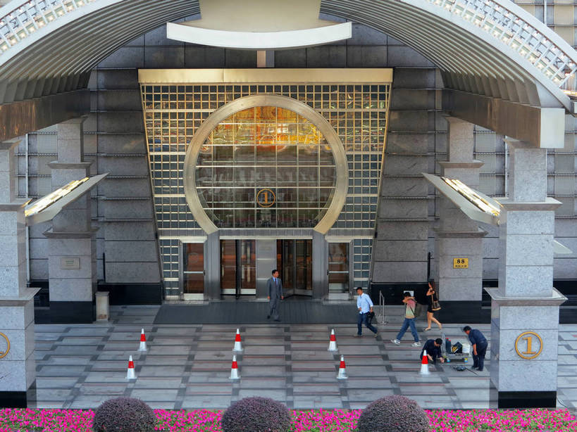 东方人,同事,商务人士,商务男性,高楼大厦,站,走,蹲,横图,俯视,室外,白天,工作服,衬衫,制服,旅游,度假,成功,合作,团队,集体,信心,花海,花圃,植物,窗户,门,标志建筑,大厦,地标,建筑,摩天大楼,叶子,上海,中国,亚洲,行人,阴影,套装,盛开,分离,光线,影子,许多人,警告,花蕾,拎,注视,黄种人,娱乐,建设,队伍,金茂大厦,浦东,路人,玻璃窗,花,花瓣,花朵,花卉,鲜花,工人,绿色,阳光,门框,花丛,花束,花田,花苞,花蕊,观察,看,站着,一群人,享受,休闲,旅游胜地,放松,警示,旋转门,观看,隔离,禁止,申,提醒,察看,领导,成就,关注,提示,限制,商务装,合伙,领袖,交通标志,工薪阶层,金融中心,陆家嘴,陆家嘴金融贸易区,浦东新区,东亚,路锥,上海市,中华人民共和国,沪,华东地区,交通锥,工作制服,金茂大楼,过客,危险,男人,男性,年轻男性,年轻女性,女人,女性,亚洲人,白领,上班族,员工,步行,蹲着,散步,站立,走路,半身,彩图,高角度拍摄,衬衣,工作套服,大楼,高层建筑,高楼,摩天楼,匠人,劳动者,体力工,拎着,shslj1