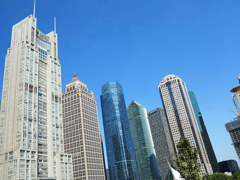 无人,高楼大厦,横图,室外,白天,仰视,度假,美景,树林,植物,窗户,落地窗,城市风光,标志建筑,城市,大厦,地标,建筑,摩天大楼,上海,中国,亚洲,一排,许多,阴影,整齐,并列,并排,光线,影子,景观,建筑群,很多,娱乐,建设,浦东,玻璃窗,树,树木,排列,蓝色,绿色,蓝天,天空,阳光,自然,天,享受,休闲,景色,放松,生长,晴朗,成长,申,队列,平行,玻璃幕墙,金融中心,陆家嘴,陆家嘴金融贸易区,浦东新区,东亚,上海市,万里无云,中华人民共和国,沪,华东地区,时代金融中心,晴空,晴空万里,彩图,低角度拍摄,大楼,高层建筑,高楼,摩天楼,上海银行大厦,shslj1,黄金置地大厦,上海恒生银行大厦