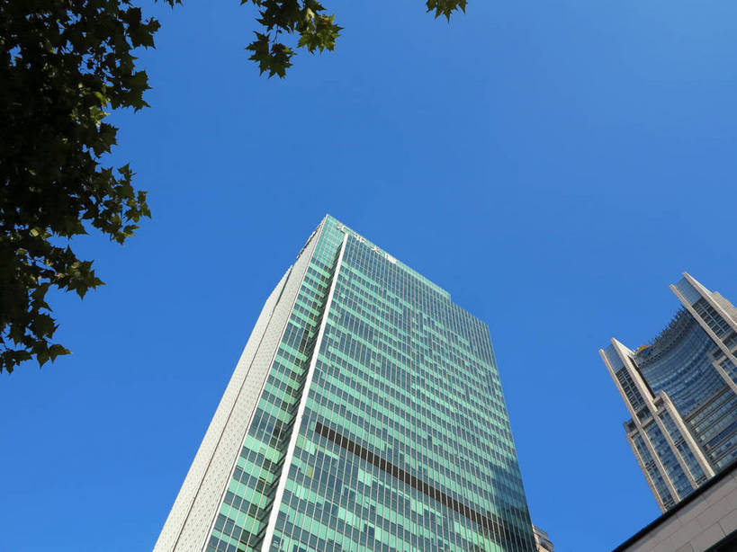 无人,高楼大厦,横图,室外,白天,仰视,度假,美景,树林,植物,窗户,落地窗,城市风光,标志建筑,城市,大厦,地标,建筑,摩天大楼,上海,中国,亚洲,一排,许多,阴影,整齐,并列,并排,光线,影子,景观,建筑群,很多,娱乐,建设,浦东,玻璃窗,树,树木,排列,蓝色,绿色,蓝天,天空,阳光,自然,天,享受,休闲,景色,放松,生长,晴朗,成长,申,队列,平行,玻璃幕墙,金融中心,陆家嘴,陆家嘴金融贸易区,浦东新区,东亚,上海市,万里无云,中华人民共和国,沪,华东地区,晴空,晴空万里,彩图,低角度拍摄,大楼,高层建筑,高楼,摩天楼,上海银行大厦,shslj1,汇亚大厦