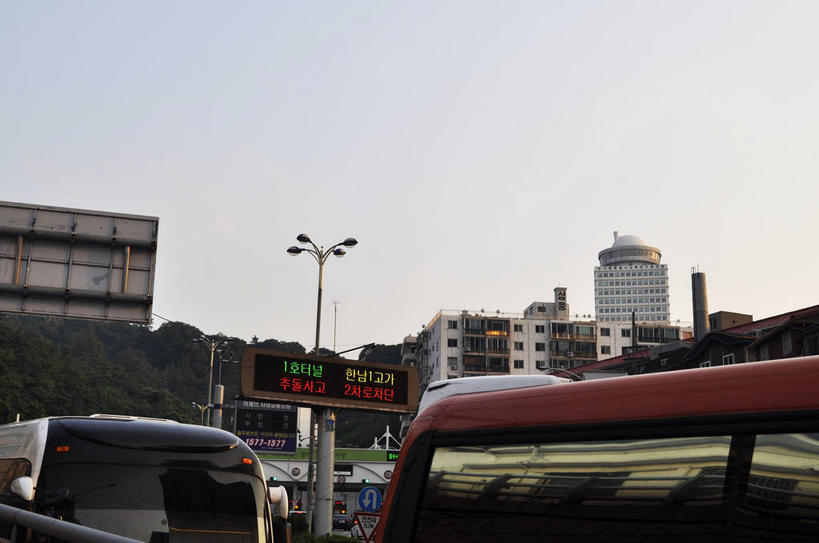 无人,高楼大厦,横图,室外,白天,仰视,度假,美景,植物,城市风光,城市,大厦,建筑,路灯,摩天大楼,汽车,照明,首尔,汉城,韩国,亚洲,阴影,光线,标志,文字,影子,字符,字母,景观,灯光,首都,娱乐,标识,建设,车,灯,树,树木,蓝色,绿色,蓝天,天空,阳光,自然,交通工具,轿车,天,驾驶,行驶,享受,休闲,景色,放松,生长,晴朗,成长,操纵,照亮,控制,照明设备,载具,驾车,东亚,操控,万里无云,把持,大韩民国,首尔市,首尔特别市,特别市,韩语,晴空,晴空万里,彩图,低角度拍摄,大楼,高层建筑,高楼,摩天楼,朝鲜语,韩国语,shslj1