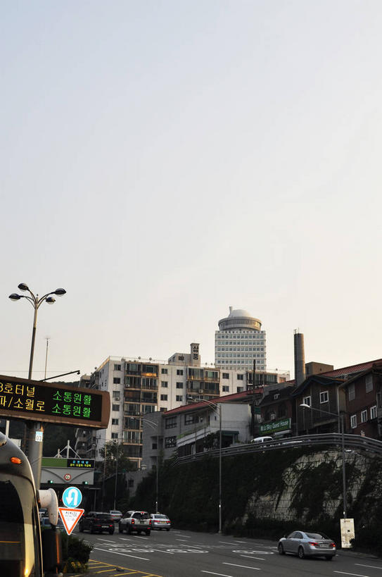 无人,高楼大厦,竖图,室外,白天,正面,度假,美景,植物,城市风光,城市,大厦,道路,建筑,路,路灯,摩天大楼,公路,汽车,照明,首尔,汉城,韩国,亚洲,阴影,光线,标志,文字,影子,字符,字母,景观,灯光,分界线,停车线,交通,首都,娱乐,标识,建设,车,灯,树,树木,蓝色,绿色,蓝天,天空,阳光,自然,交通工具,轿车,天,驾驶,行驶,享受,休闲,景色,放松,生长,晴朗,成长,车行道,车行道分界线,操纵,照亮,控制,照明设备,载具,标线,驾车,东亚,操控,车行线,万里无云,把持,大韩民国,首尔市,首尔特别市,特别市,韩语,晴空,晴空万里,马路,彩图,大楼,高层建筑,高楼,摩天楼,朝鲜语,韩国语,shslj1