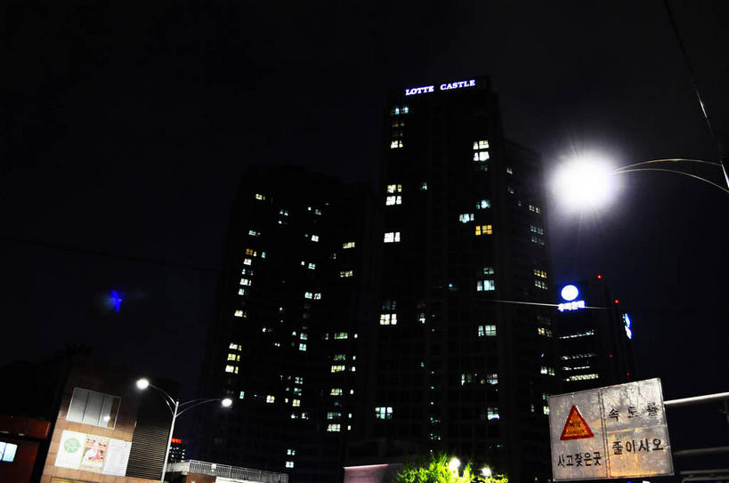 无人,公园,高楼大厦,横图,室外,夜晚,仰视,度假,美景,植物,城市风光,标志建筑,城市,大厦,地标,建筑,路灯,摩天大楼,夜景,指示牌,照明,首尔,汉城,韩国,亚洲,阴影,光线,标志,路标,影子,景观,灯光,首都,娱乐,标识,建设,路牌,灯,树,树木,绿色,自然,享受,休闲,景色,放松,生长,成长,照亮,照明设备,东亚,大韩民国,首尔市,首尔特别市,特别市,乐天冒险世界,主题公园,彩图,低角度拍摄,大楼,高层建筑,高楼,摩天楼,shslj1