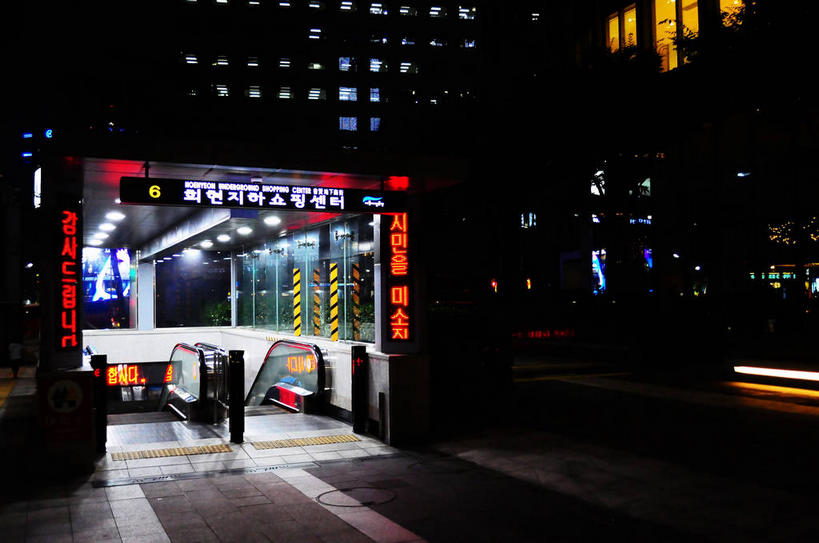 无人,高楼大厦,栏杆,横图,室外,夜晚,正面,度假,美景,城市风光,标志建筑,城市,大厦,地标,电梯,建筑,路灯,摩天大楼,夜景,车站,照明,首尔,汉城,韩国,亚洲,阴影,光线,标志,文字,影子,字符,字母,电动扶梯,景观,地铁站,围栏,灯光,自动扶梯,站台,运输工具,首都,娱乐,标识,建设,护栏,月台,灯,享受,休闲,景色,放松,照亮,照明设备,东亚,大韩民国,首尔市,首尔特别市,特别市,韩语,彩图,大楼,高层建筑,高楼,摩天楼,朝鲜语,韩国语,明洞,中区,扶手电梯,升降设备,运输带,自动行人电梯,电扶梯,shslj1