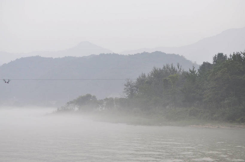 无人,横图,室外,白天,正面,旅游,度假,岛屿,河流,美景,森林,树林,水,植物,雾,春川,南怡岛,韩国,亚洲,波纹,朦胧,模糊,岛,河水,景观,水流,涟漪,娱乐,缆车,树,树木,绿色,倒影,水纹,天空,自然,交通工具,波浪,天,享受,休闲,景色,放松,生长,成长,迷雾,倒映,自然风光,东亚,索道,水晕,大韩民国,江原道,春川市,反照,缆索铁路,列岛,群岛,诸岛,大雾,彩图,道,shslj1