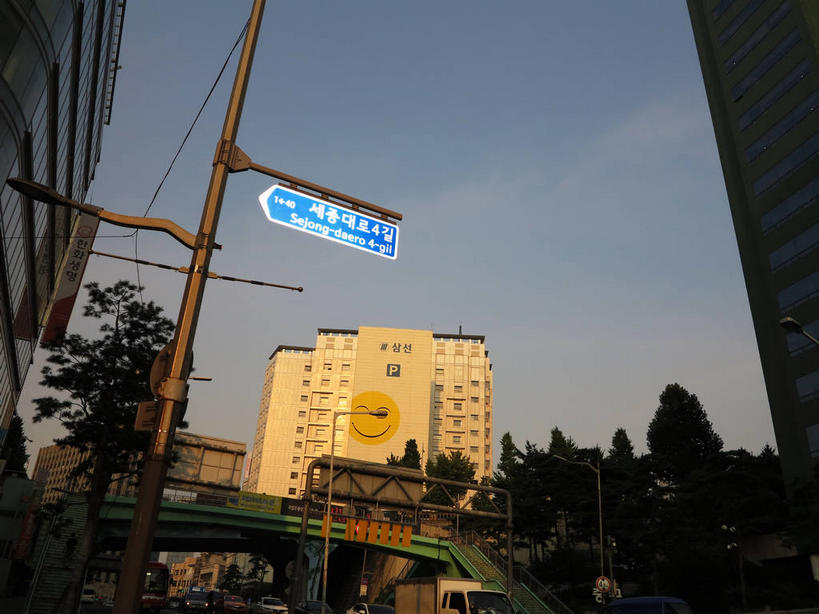 无人,高楼大厦,横图,室外,白天,仰视,度假,美景,植物,城市风光,标志建筑,城市,大厦,地标,建筑,路灯,摩天大楼,指示牌,照明,首尔,汉城,韩国,亚洲,阴影,光线,英文,标志,路标,文字,影子,字符,字母,景观,云,云朵,灯光,首都,云彩,娱乐,标识,建设,路牌,灯,树,树木,蓝色,绿色,白云,蓝天,天空,阳光,自然,天,享受,休闲,景色,放松,生长,晴朗,成长,英文字母,照亮,照明设备,东亚,大韩民国,首尔市,首尔特别市,特别市,晴空,彩图,低角度拍摄,大楼,高层建筑,高楼,摩天楼,中区,shslj1,SK电讯,韩国SK电讯