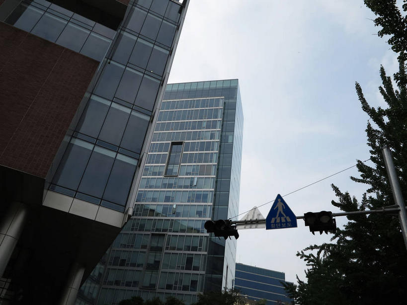 无人,高楼大厦,横图,室外,白天,仰视,度假,美景,植物,窗户,落地窗,城市风光,城市,大厦,建筑,摩天大楼,指示牌,首尔,汉城,韩国,亚洲,一排,许多,阴影,整齐,并列,并排,光线,标志,路标,影子,景观,云,云朵,首都,很多,云彩,娱乐,标识,路牌,玻璃窗,树,树木,排列,蓝色,绿色,白云,蓝天,天空,阳光,自然,天,享受,休闲,景色,放松,生长,晴朗,成长,队列,平行,玻璃幕墙,东亚,大韩民国,首尔市,首尔特别市,特别市,晴空,彩图,低角度拍摄,大楼,高层建筑,高楼,摩天楼,中区,shslj1