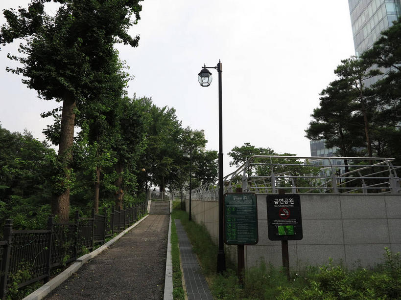 无人,高楼大厦,栏杆,横图,室外,白天,正面,度假,草地,草坪,美景,树林,植物,楼梯,城市风光,城市,大厦,道路,建筑,路,路灯,摩天大楼,指示牌,公路,照明,首尔,汉城,韩国,亚洲,阴影,光线,标志,路标,影子,阶梯,景观,围栏,灯光,交通,首都,娱乐,标识,护栏,路牌,台阶,灯,草,树,树木,蓝色,绿色,蓝天,天空,阳光,自然,天,享受,休闲,景色,放松,生长,晴朗,成长,照亮,照明设备,东亚,万里无云,大韩民国,首尔市,首尔特别市,特别市,晴空,晴空万里,马路,彩图,大楼,高层建筑,高楼,摩天楼,中区,shslj1