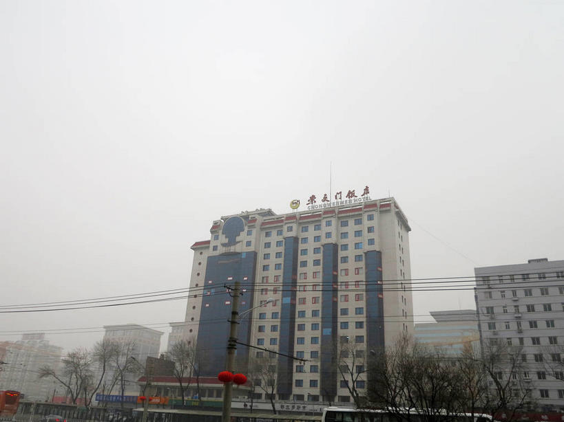 无人,宾馆,横图,室外,白天,仰视,度假,美景,树林,植物,雾,窗户,城市风光,城市,酒店,照明,北京,中国,亚洲,吊挂,悬挂,朦胧,模糊,电力,英文,标志,灯笼,电线,文字,线,纸灯笼,字符,字母,墙,景观,乌云,云,阴天,云朵,电能,首都,挂,线路,云彩,娱乐,标识,玻璃窗,墙壁,墙面,树,树木,红色,绿色,天空,自然,灯具,天,享受,休闲,汉字,景色,放松,生长,成长,酒家,英文字母,电,电源,电源线,旅社,照亮,迷雾,昏暗,阴沉,照明设备,中文,能量,东亚,中华人民共和国,北京市,京,北平,华北地区,国文,华文,大雾,彩图,低角度拍摄,客店,客栈,旅店,旅馆,崇文,崇文区,商旅,文明门,崇文门饭店,崇文门,shslj1