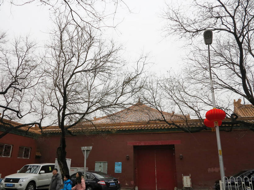 东方人,三个人,家,栏杆,站,横图,室外,白天,仰视,度假,美景,树林,植物,门,城市风光,城市,路灯,汽车,照明,北京,中国,亚洲,服装,房屋,墙,屋子,景观,乌云,云,阴天,云朵,公寓,围栏,灯光,首都,云彩,注视,停留,休闲装,黄种人,娱乐,洋房,护栏,楼房,墙壁,墙面,住宅,车,灯,树,树木,衣服,绿色,天空,自然,门框,交通工具,轿车,天,观察,看,站着,享受,休闲,休闲服,景色,放松,服饰,生长,成长,观看,照亮,停止,察看,昏暗,阴沉,照明设备,关注,载具,东亚,中华人民共和国,东城区,北京市,京,北平,华北地区,逗留,停顿,男人,男性,年轻男性,年轻女性,女人,女性,亚洲人,站立,半身,彩图,低角度拍摄,房子,南池子大街,南池子,东城,shslj1